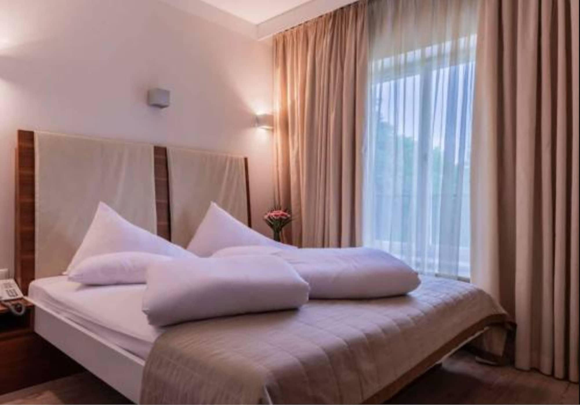 Hotel Schloss Weikersdorf Baden Ngoại thất bức ảnh