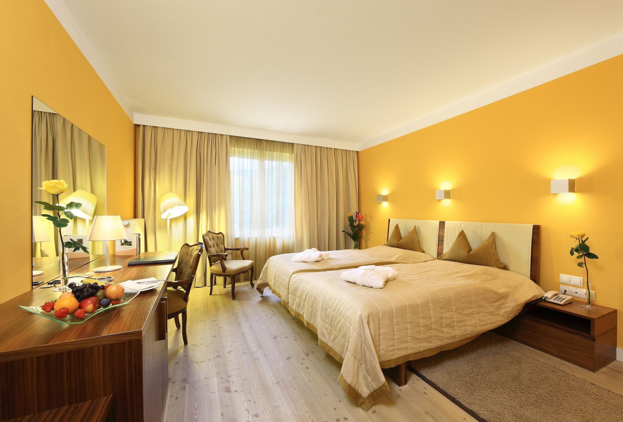 Hotel Schloss Weikersdorf Baden Ngoại thất bức ảnh