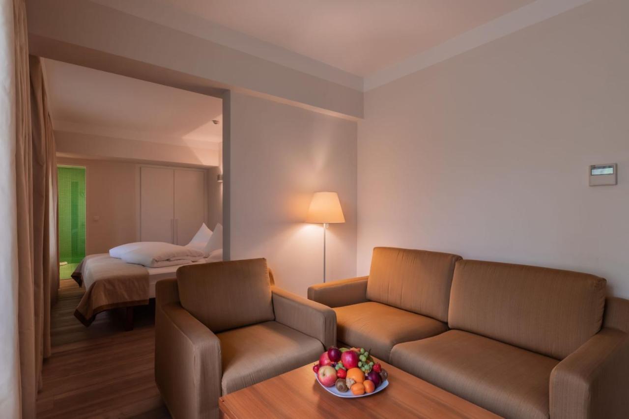 Hotel Schloss Weikersdorf Baden Ngoại thất bức ảnh
