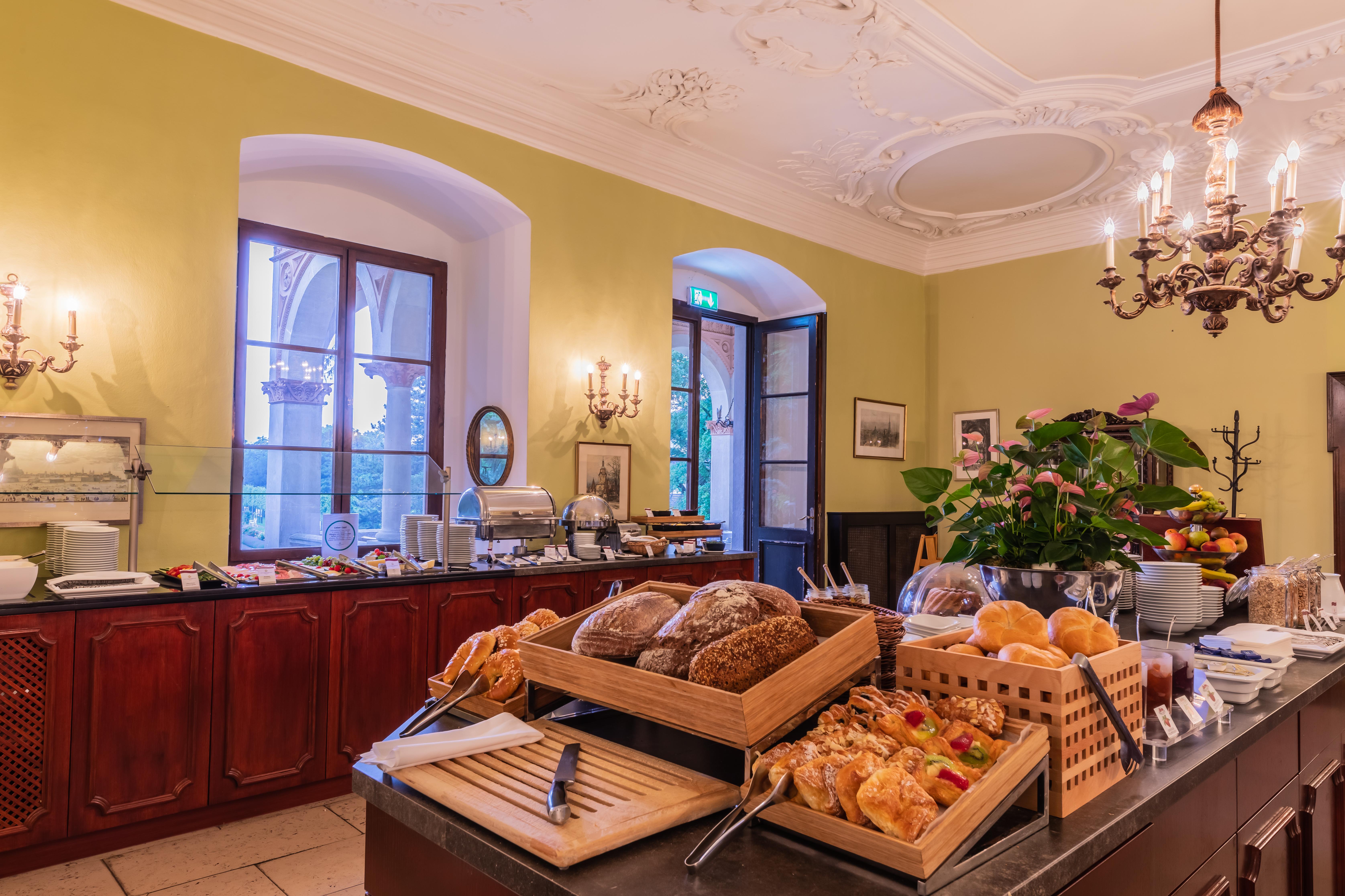 Hotel Schloss Weikersdorf Baden Ngoại thất bức ảnh
