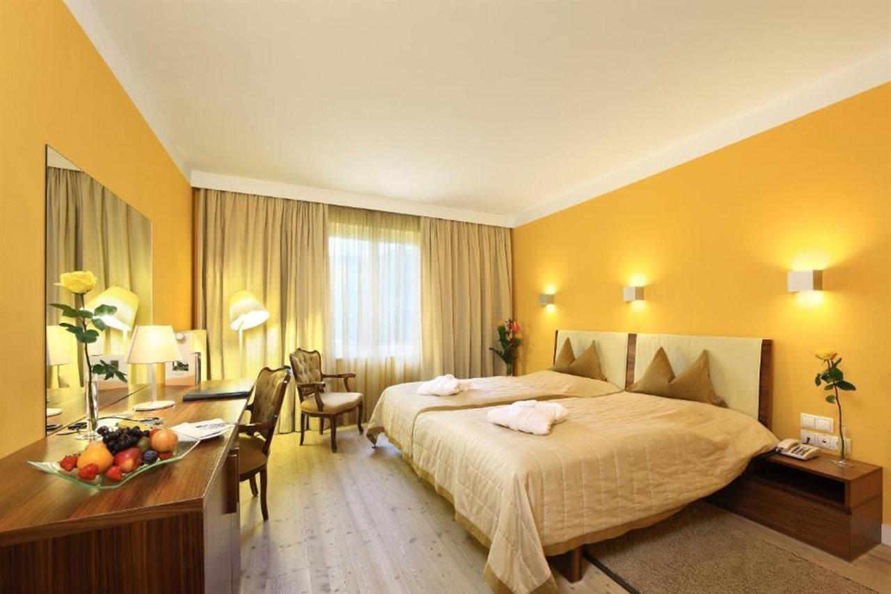 Hotel Schloss Weikersdorf Baden Ngoại thất bức ảnh