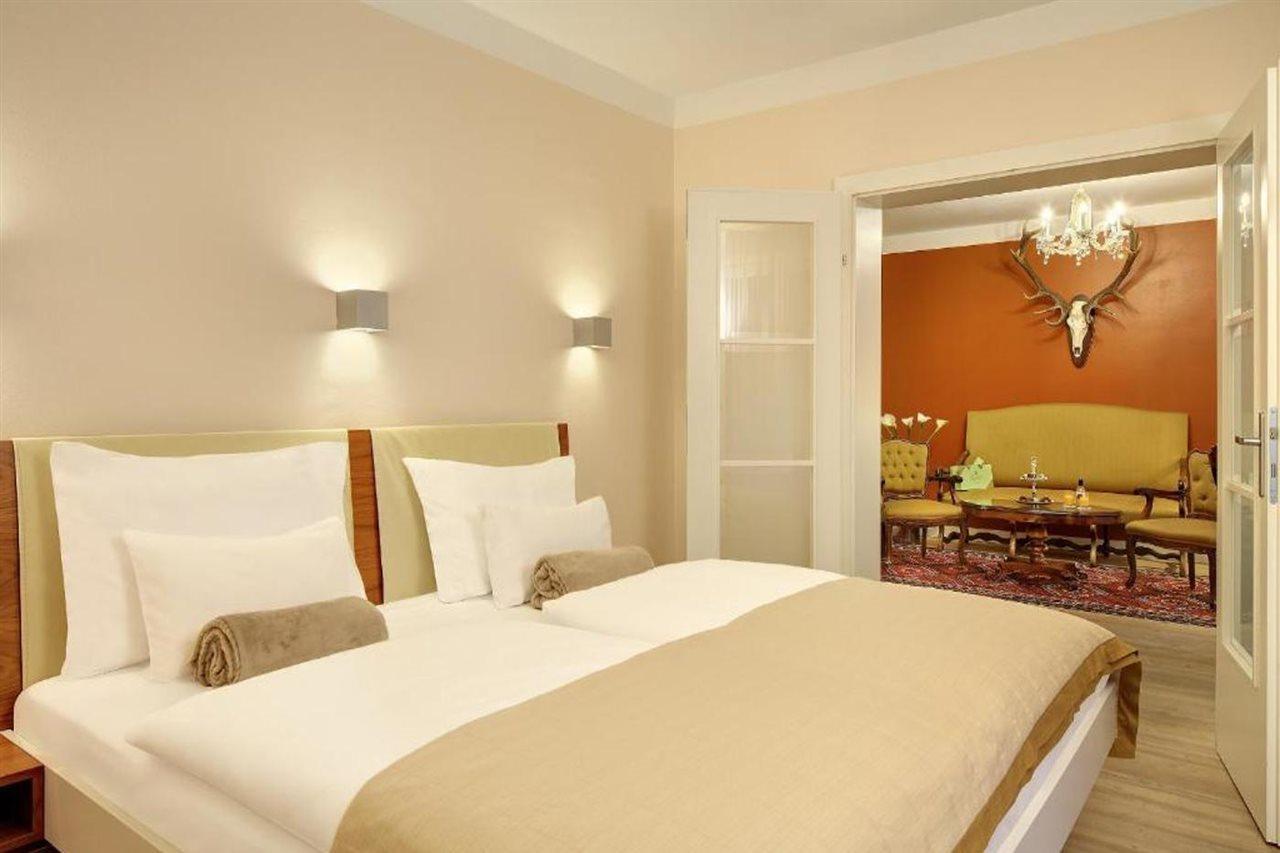 Hotel Schloss Weikersdorf Baden Ngoại thất bức ảnh